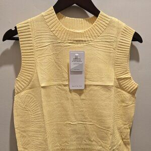 Hixiaohe women's casual sweater, fashionable, sleeveless and with a round neck.